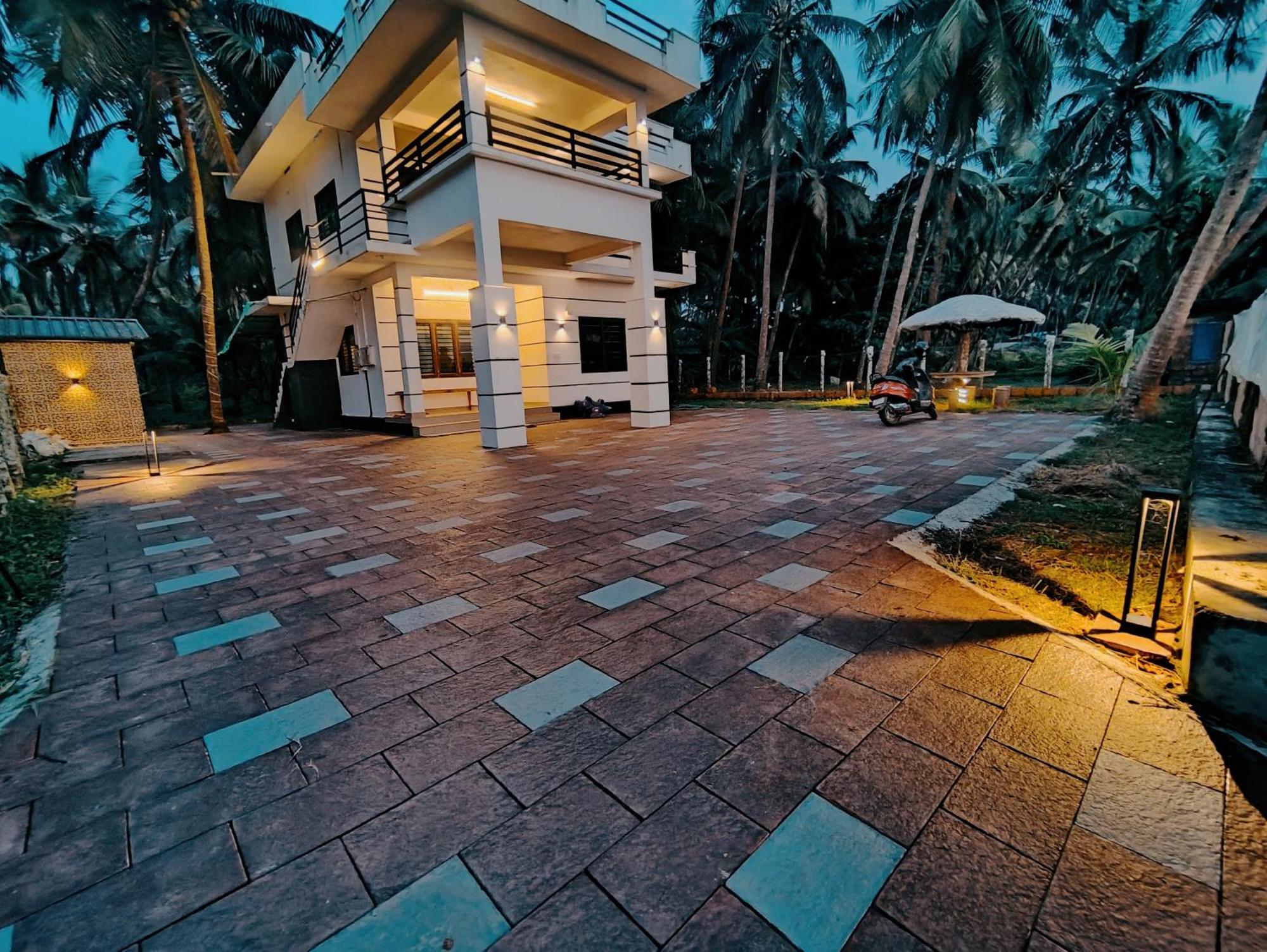 Corniche Beach Resort Mulappilangād Cameră foto